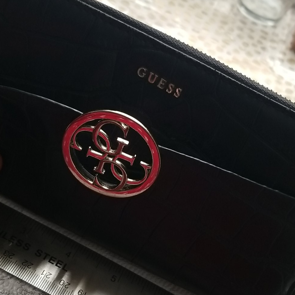 Guess Wallet - Picture 3 of 12